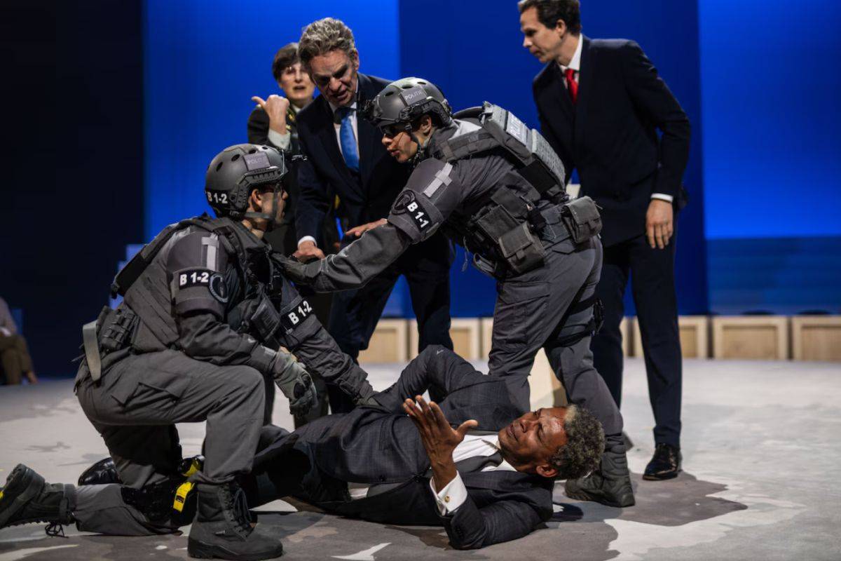 Operation Hellfire van HNT een geweldige politieke, nu al historische satire 